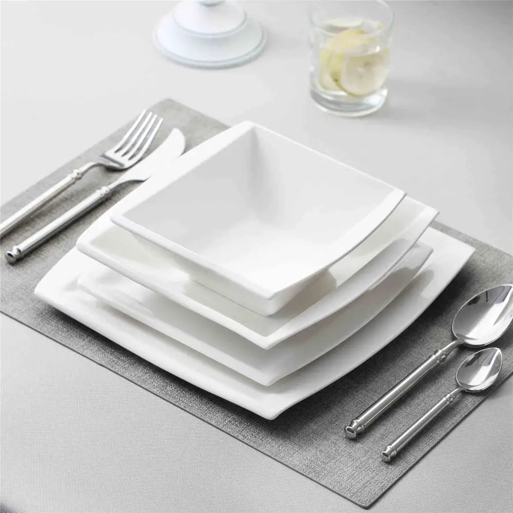 Helt vitt kvadratiskt servis med utsmyckat silverbestick för BIANCA 16 delar