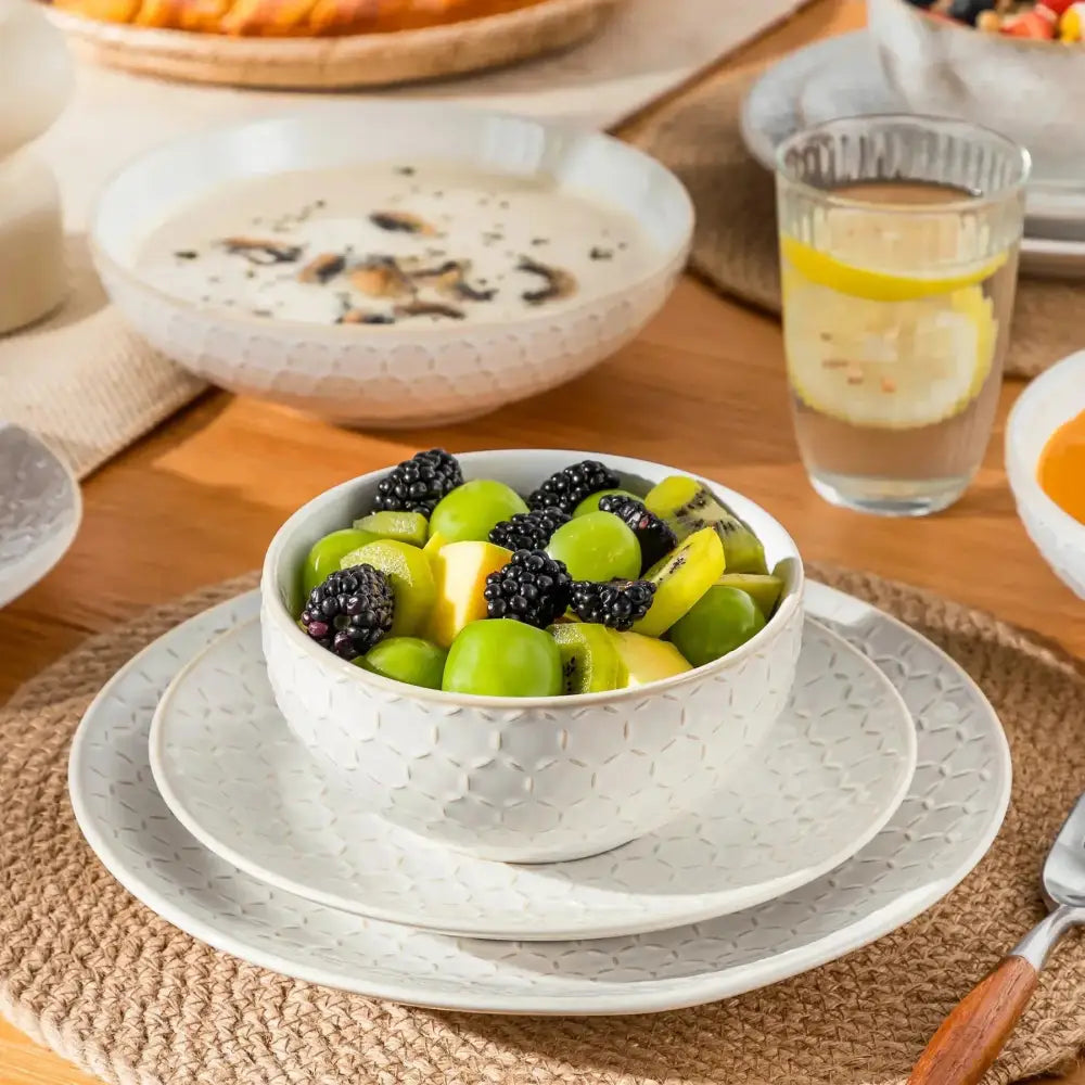 Vit keramisk skål med fruktsallad och honeycomb-mönster från CATALINA 16 delar