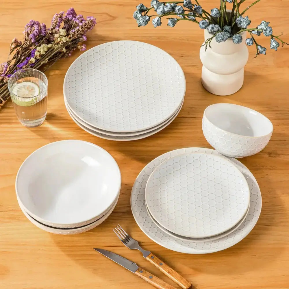 Vit keramikkarott med subtilt geometriskt mönster för CATALINA 16-delars servis