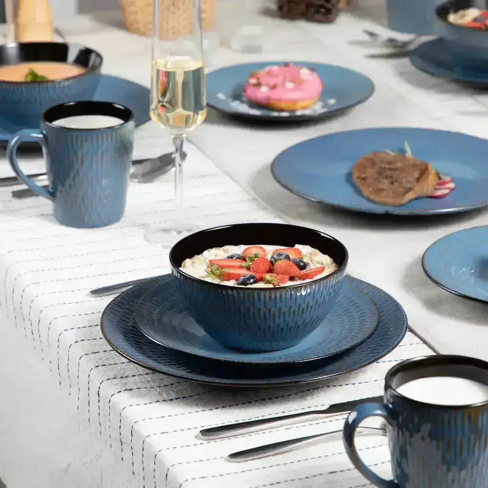 Blå keramikkoppar med vertikala texturerade ränder och svart kant i CEASAR 48-delars servis