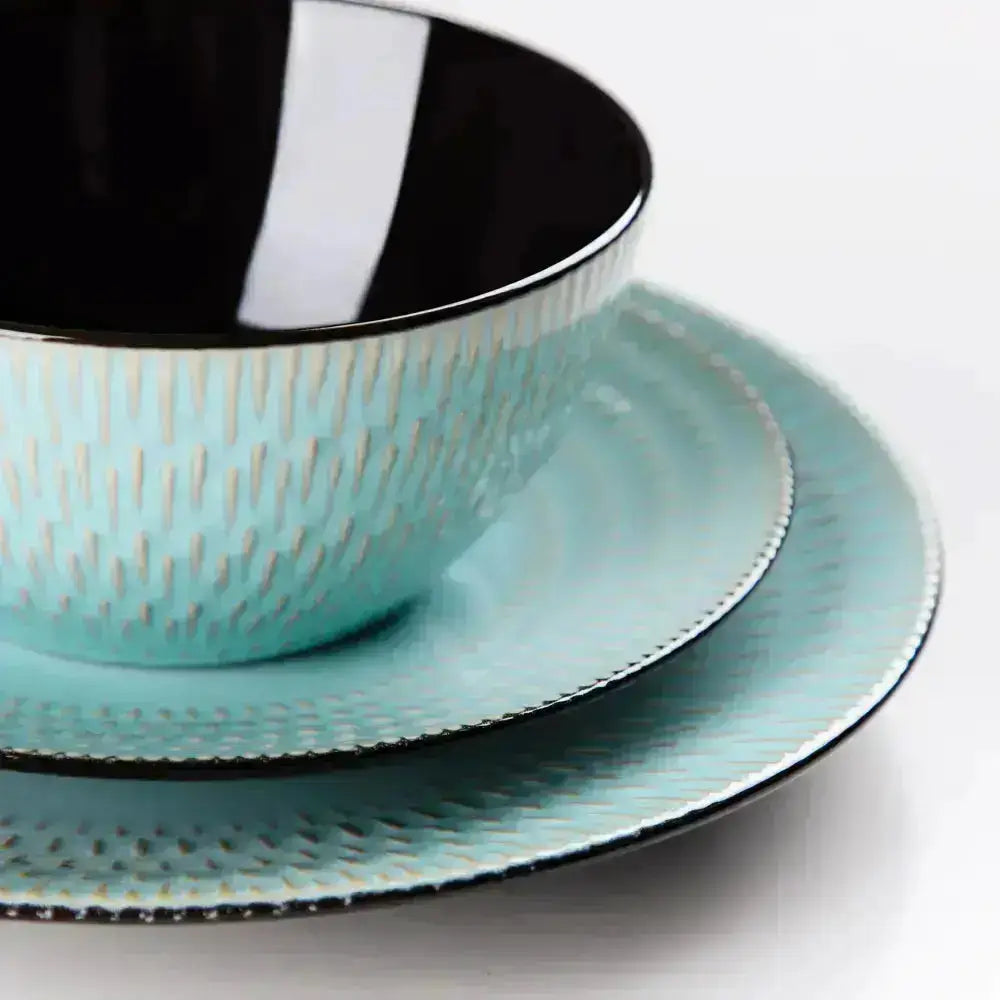 Aqua blå keramikservis CEASAR med texturerade mönster och svarta kanter