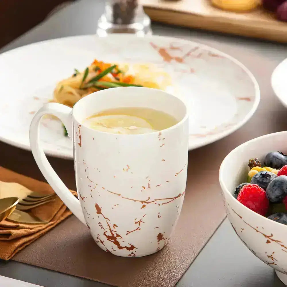 Vit keramisk mugg med bruna marmorstreaks med citron- och dryck i DARNI Servis 16 delar