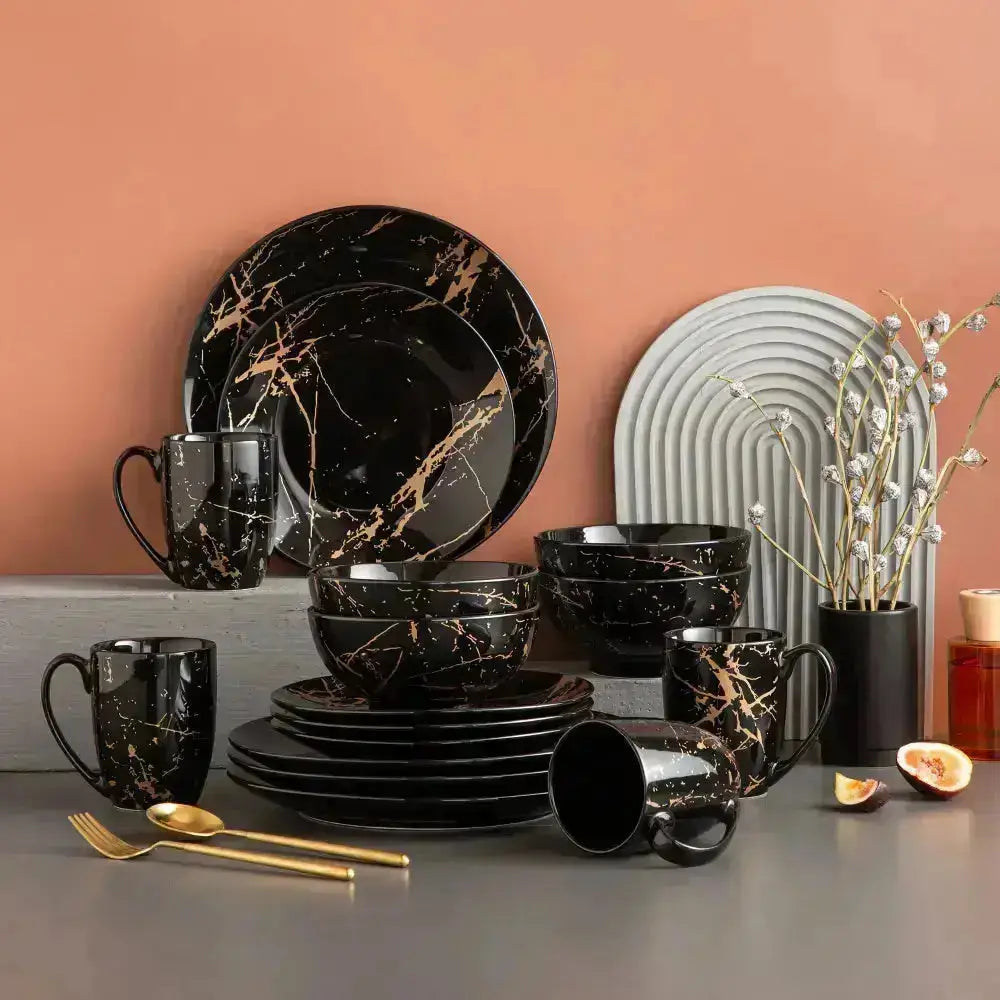 Svart dinnerware set med guldfärgade marmoreringar för DARNI - Servis - 16 delar