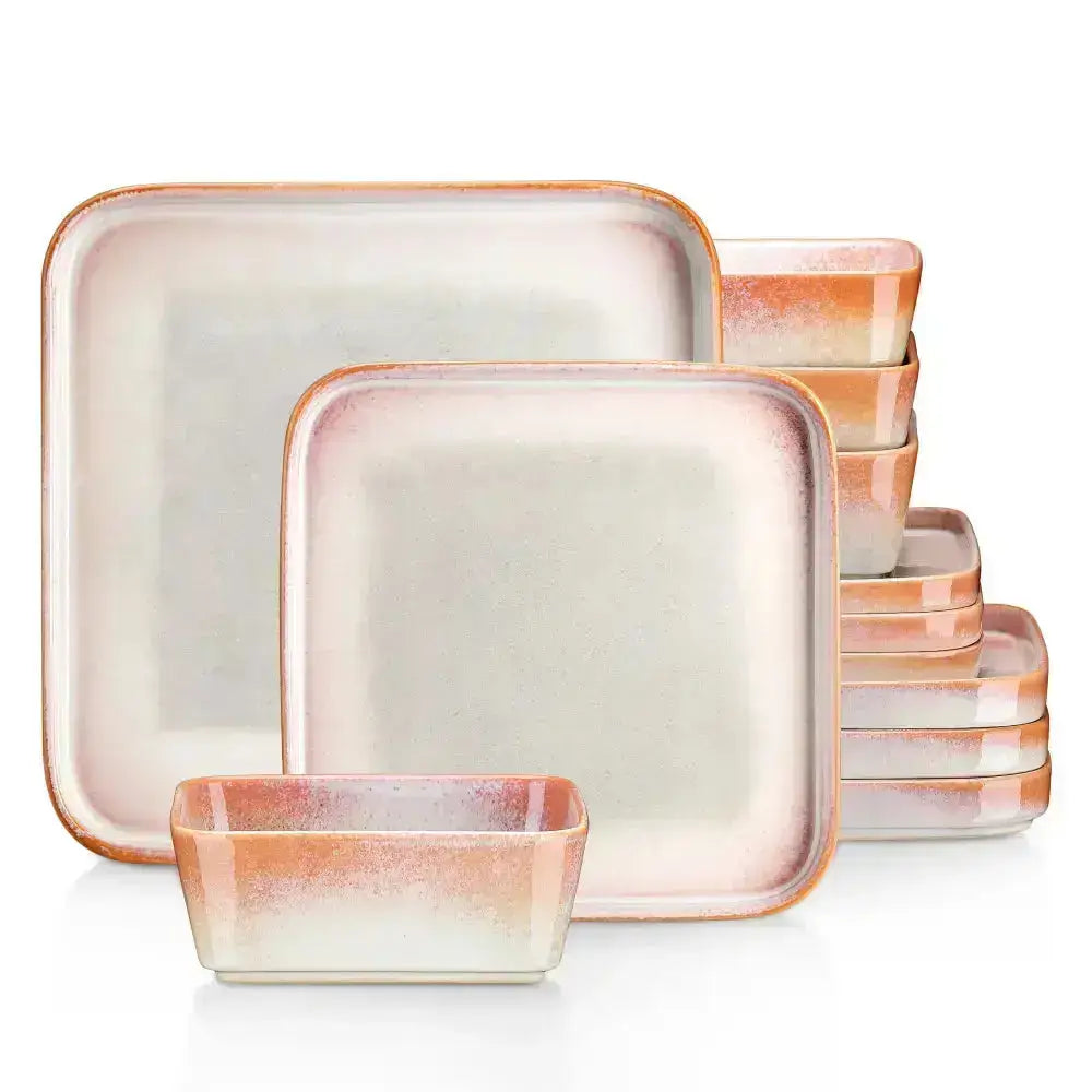 Complete set av kvadratiska, krämfärgade middagsserviser med orange-pink gradient kanter