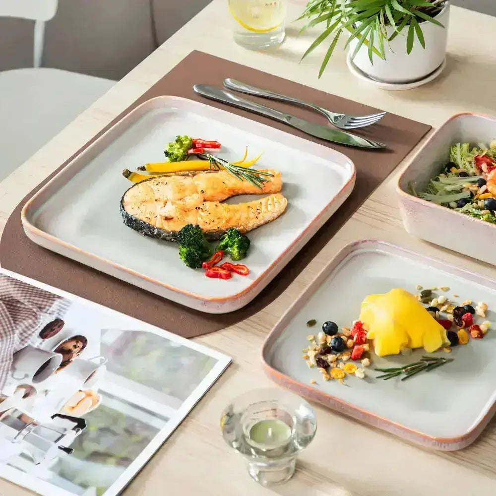 Två portioner lax med broccoli och paprika på kvadratiska tallrikar ELAFONISI Servis 24 delar