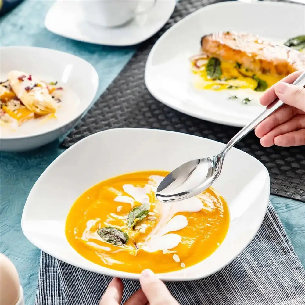 Vit porslins soppskål med oregelbunden, lätt böjd kvadratform från ELISA - Servis - 50 delar