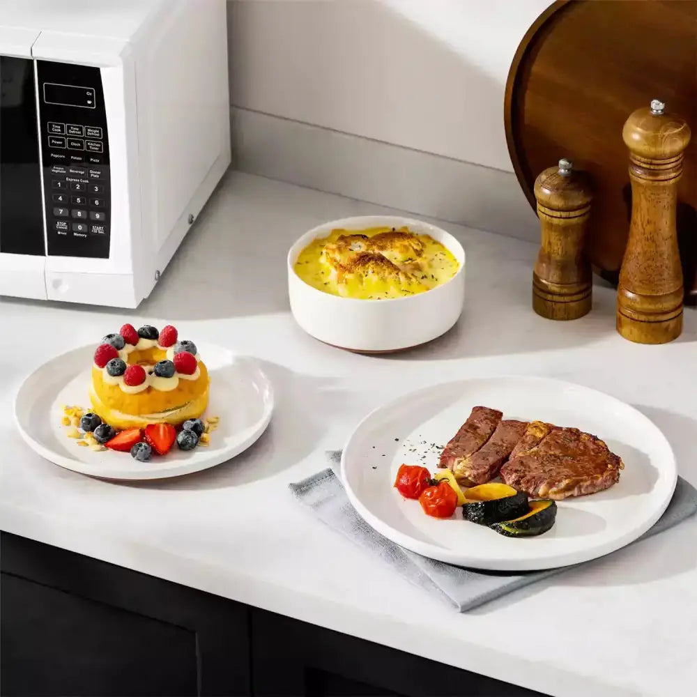 Serveringsdisk med tre färdiga rätter och mikrovågsugn i FORTUNA - Servis - 18 delar