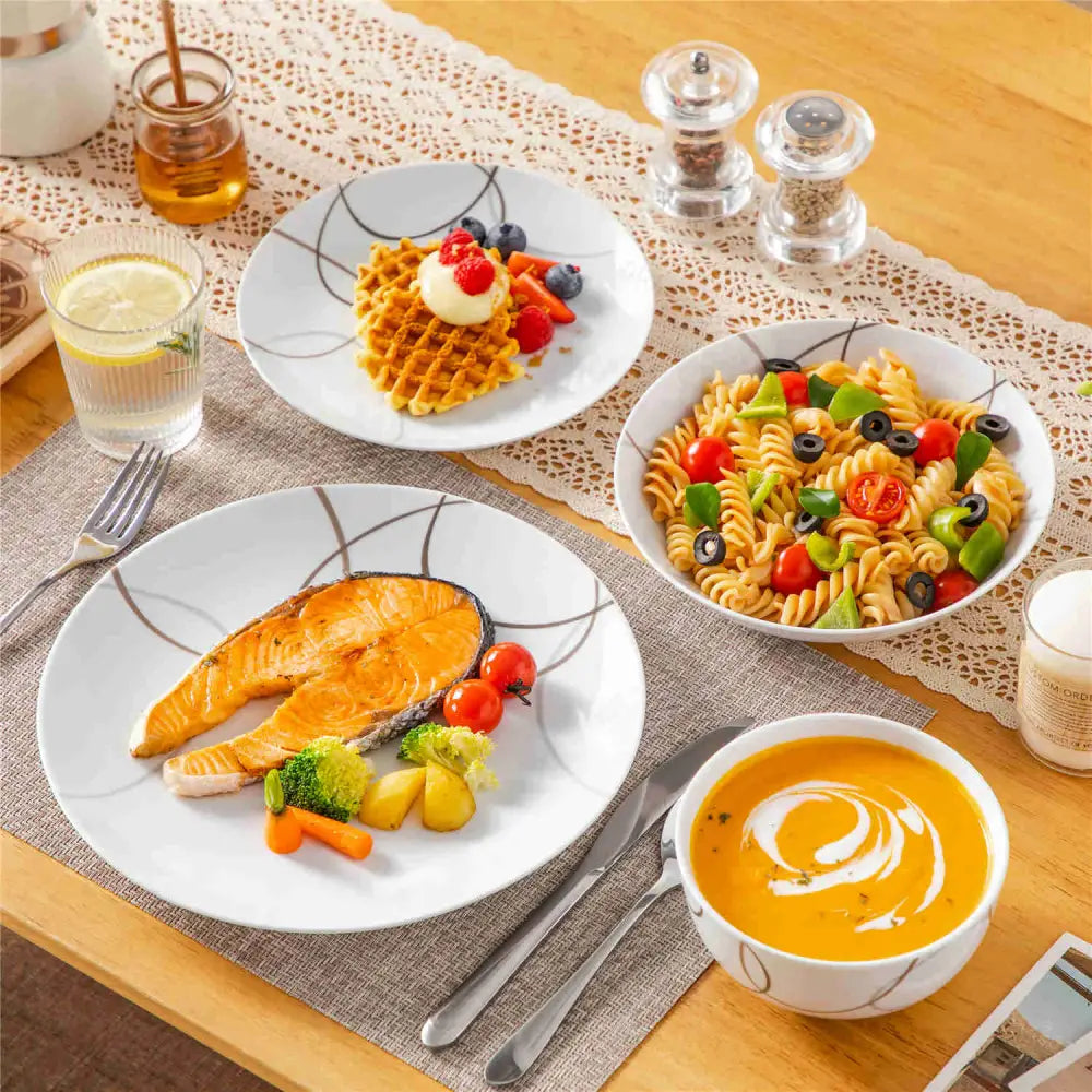 Ett komplett måltidsuppsättning med olika rätter på ett Träbord med FORTUNA - Servis - 24 delar