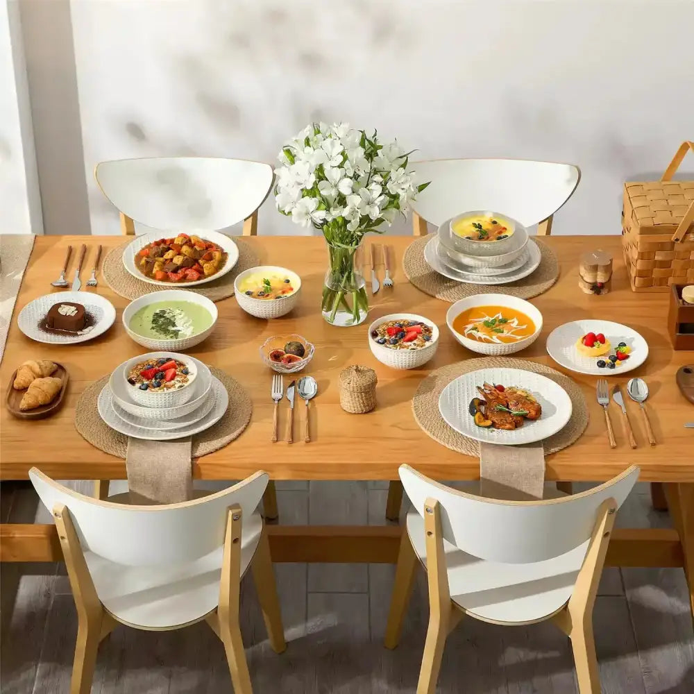 FREJA - Servis 16 delar med mat, bestick och blomsterarrangemang på bordet