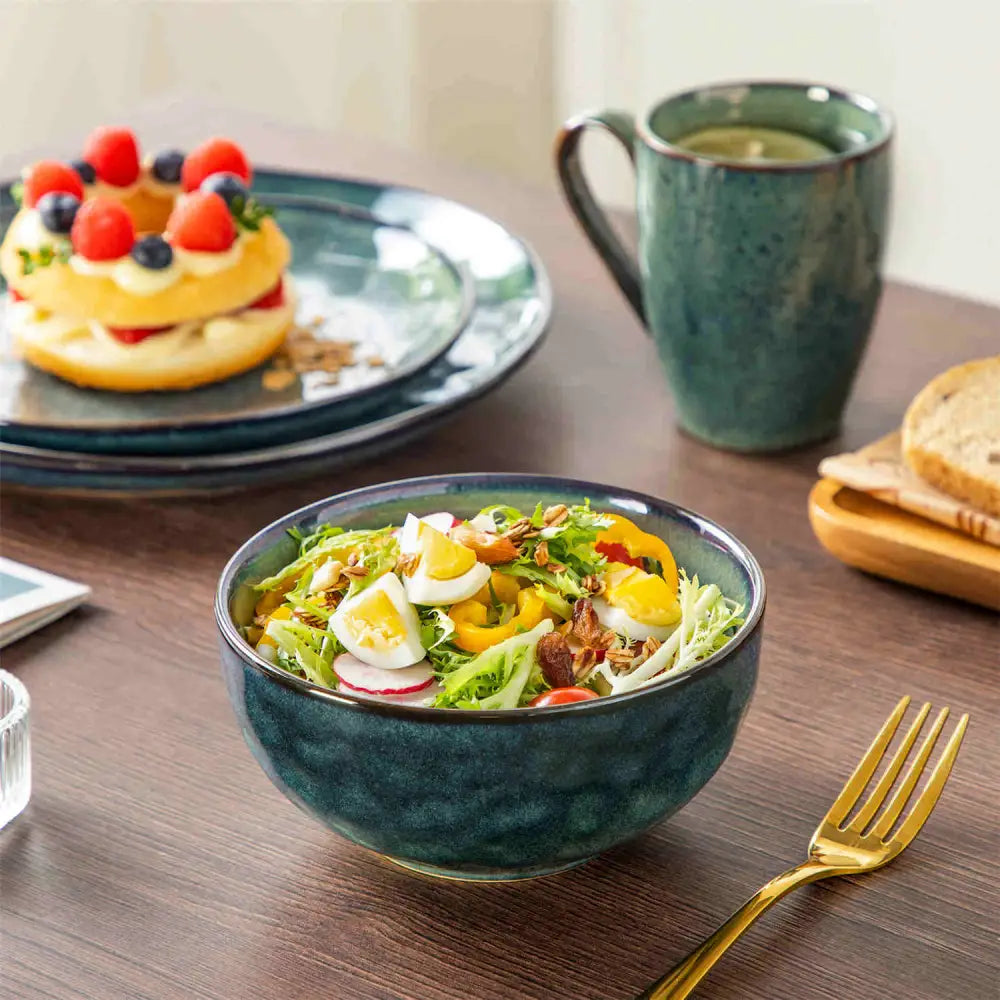 Dark teal stoneware skål med texturerad utsida och slät insida för servering av sallader