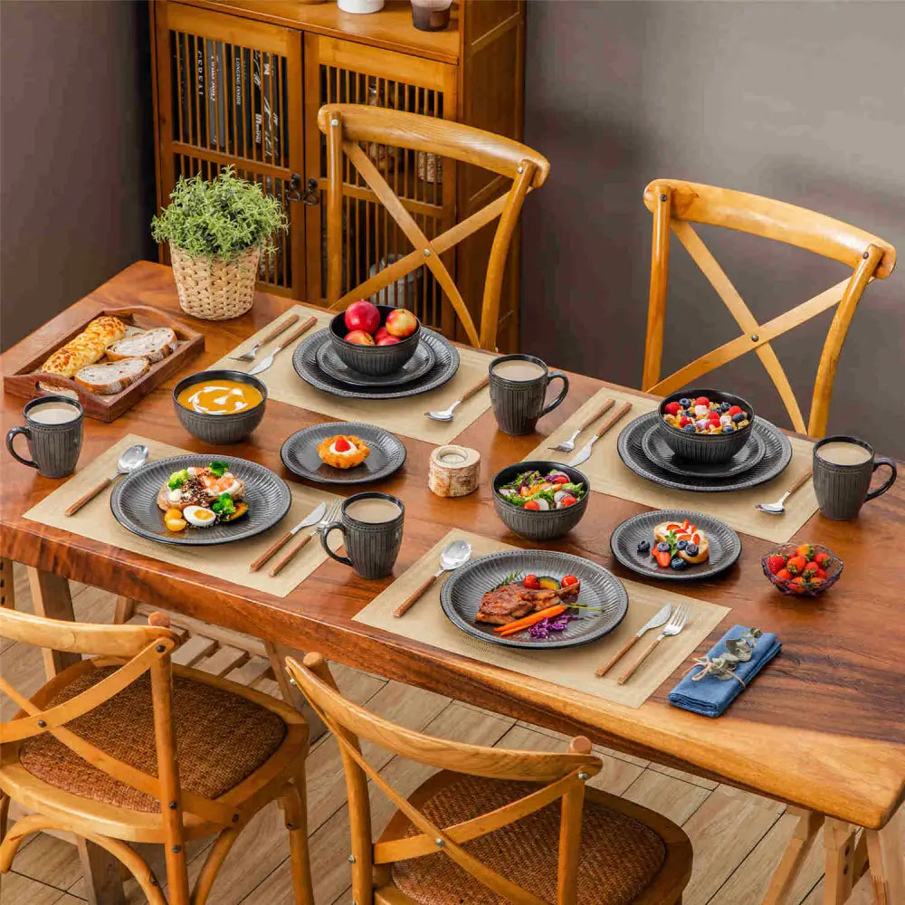 GEORGE serviser för 16 delar med mörkgrå tallrikar muggar och bestick