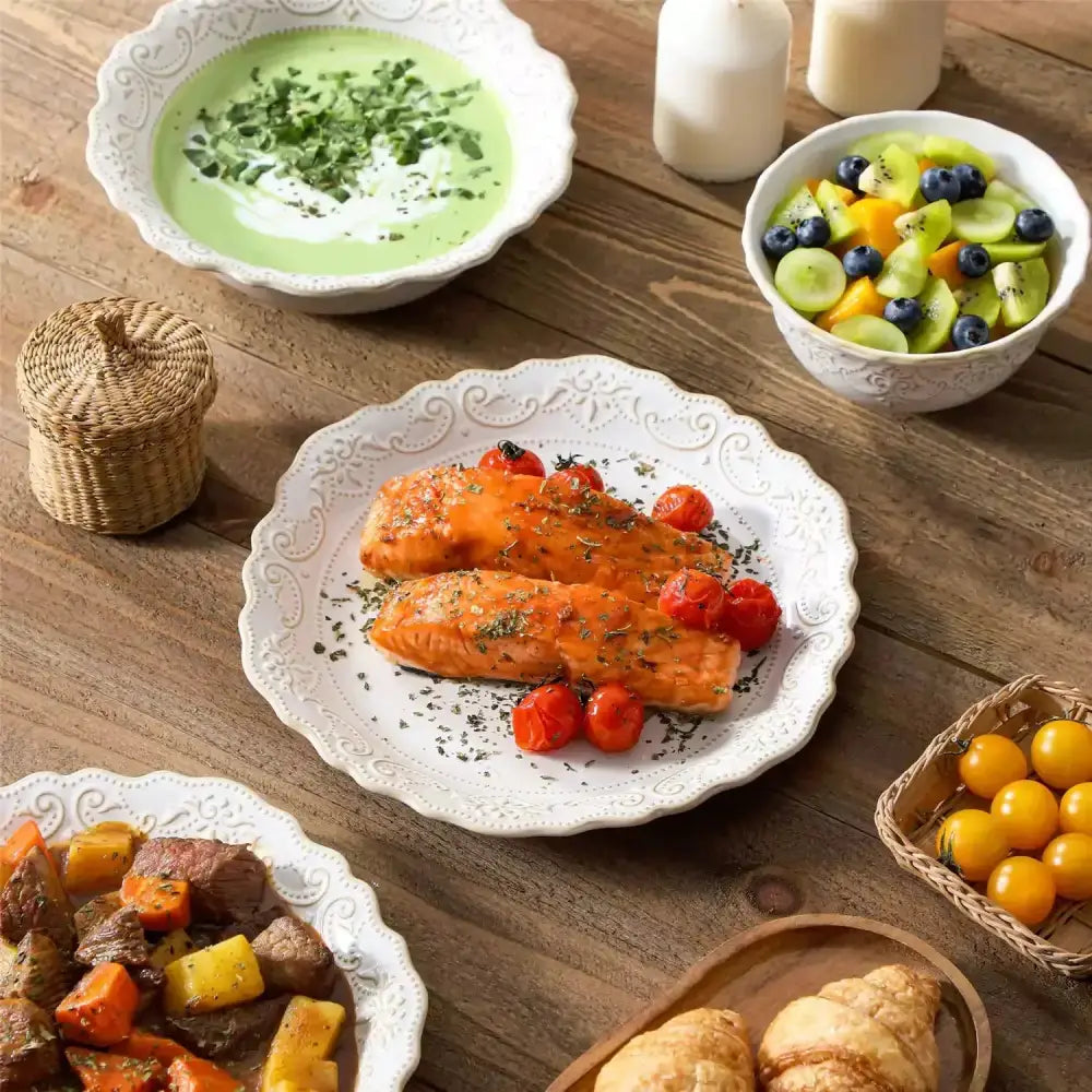 Baka laxfiléer med tomater och örter på en vit skål från HEIMER Servis 16 delar