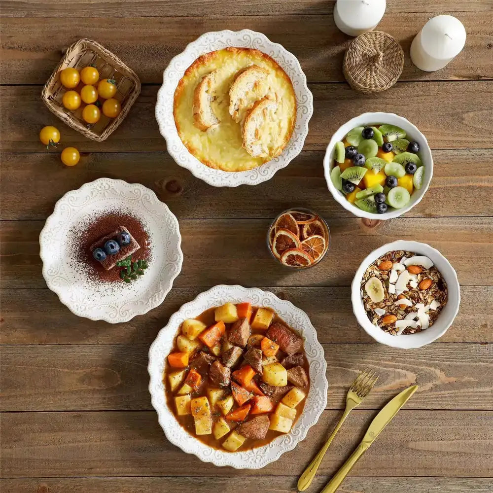 Bord med olika rätter i HEIMER 16-delars servis, inklusive gryta, dessert och frukt