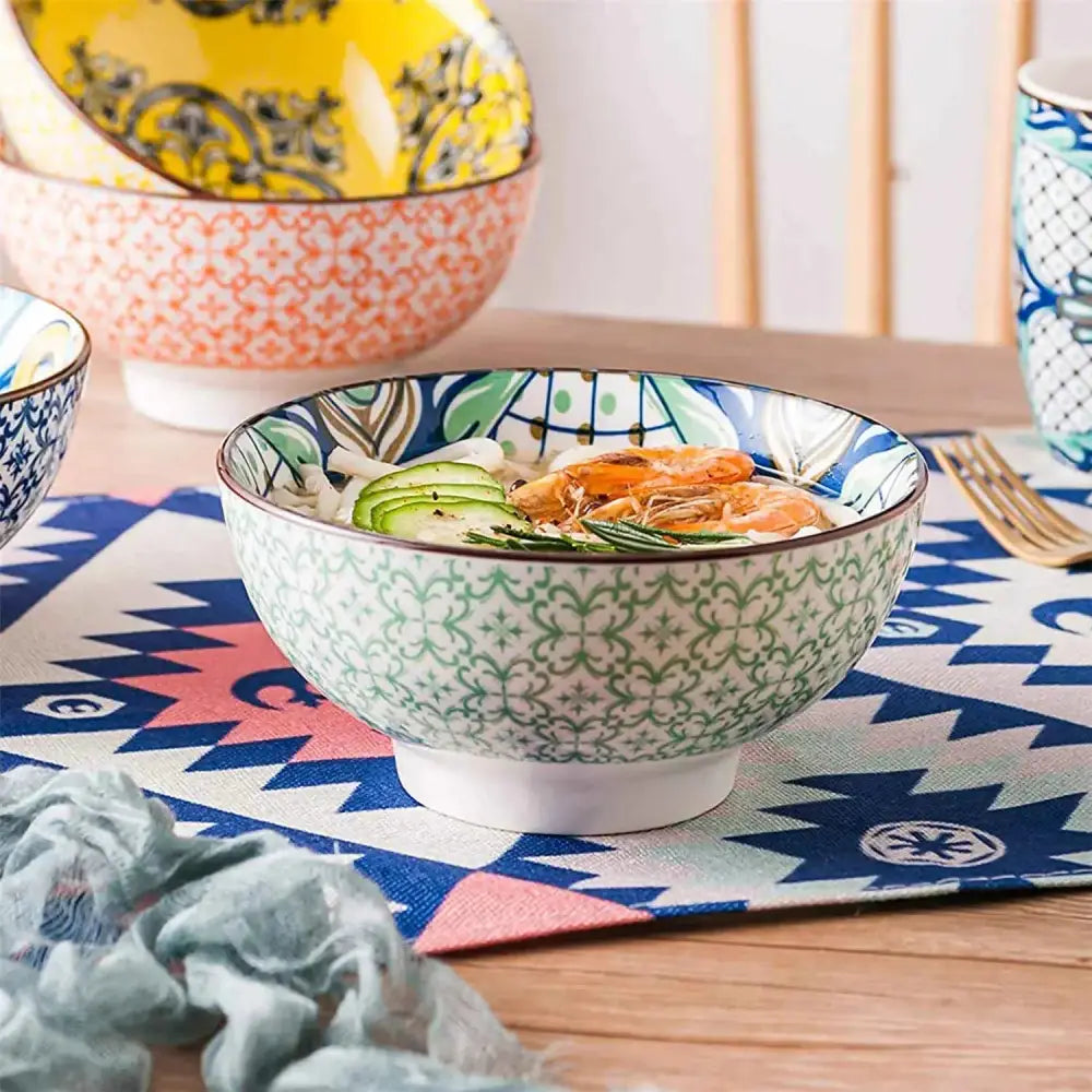 Patternad keramikskål med nudlar, räkor och zucchini från JOKER Salladsskål 4 delar