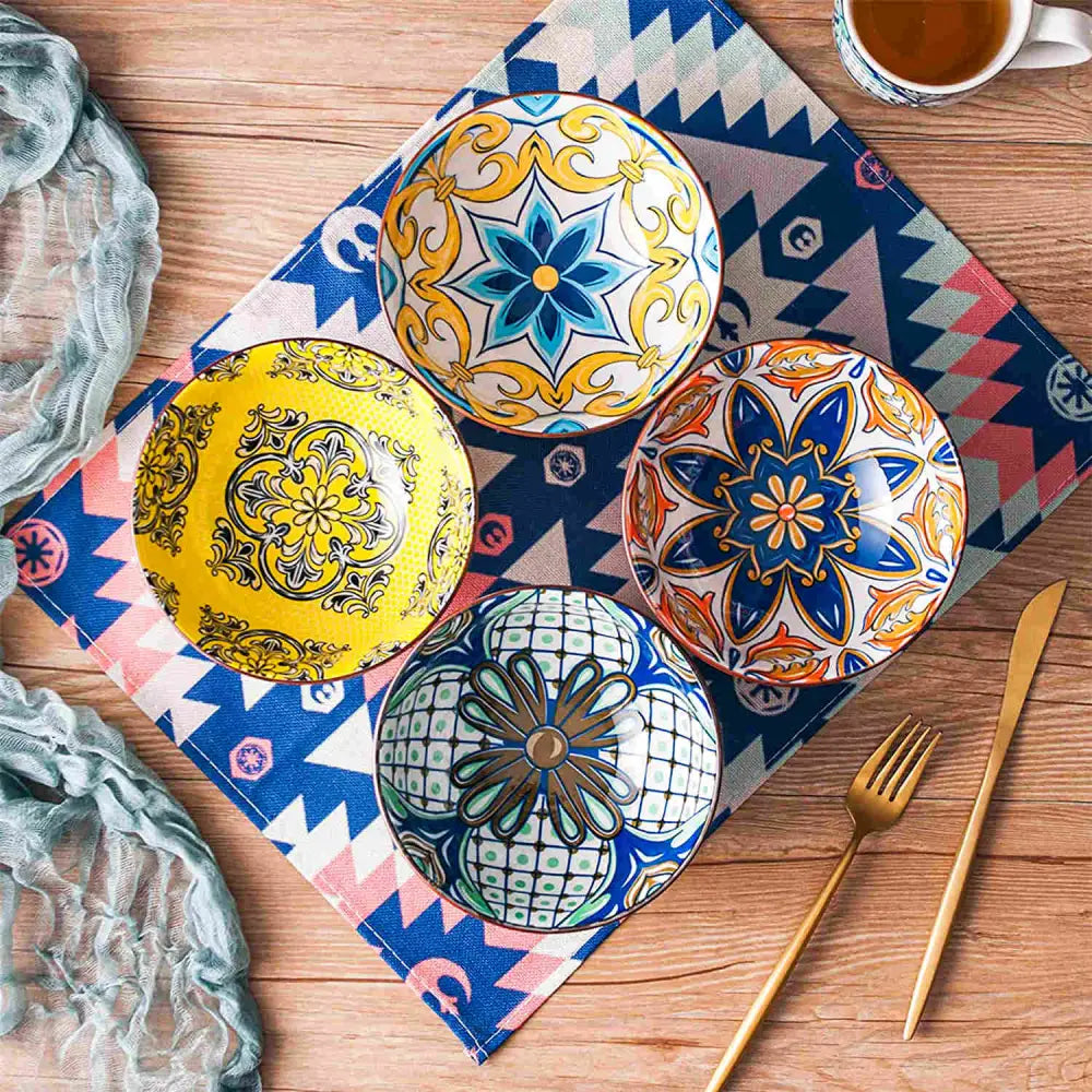 Fyra färgglada mönstrade keramikkålar i produkt JOKER Salladsskål 4 delar