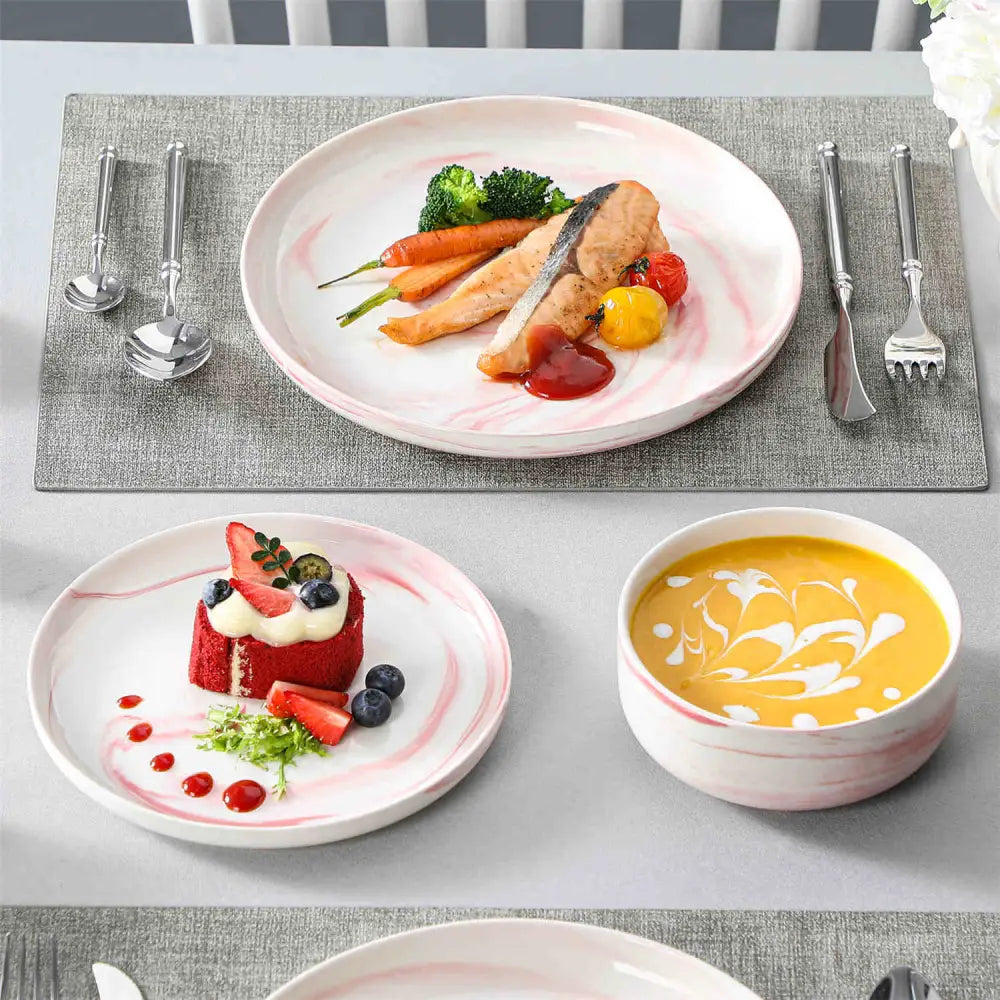 LEO 12-delars servis med rosa marmorerade mönster på vit keramik med tallrikar och bestick