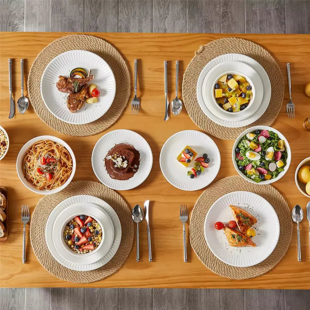 Fullständig dinnerware set för fyra med ribbade vita tallrikar och skålar LEYLA Servis 16 delar
