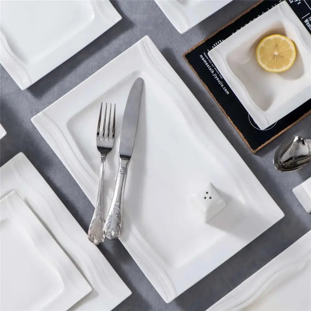 Vit serveringsbricka med mjukt rundade kanter från MARIA Servis 28 delar