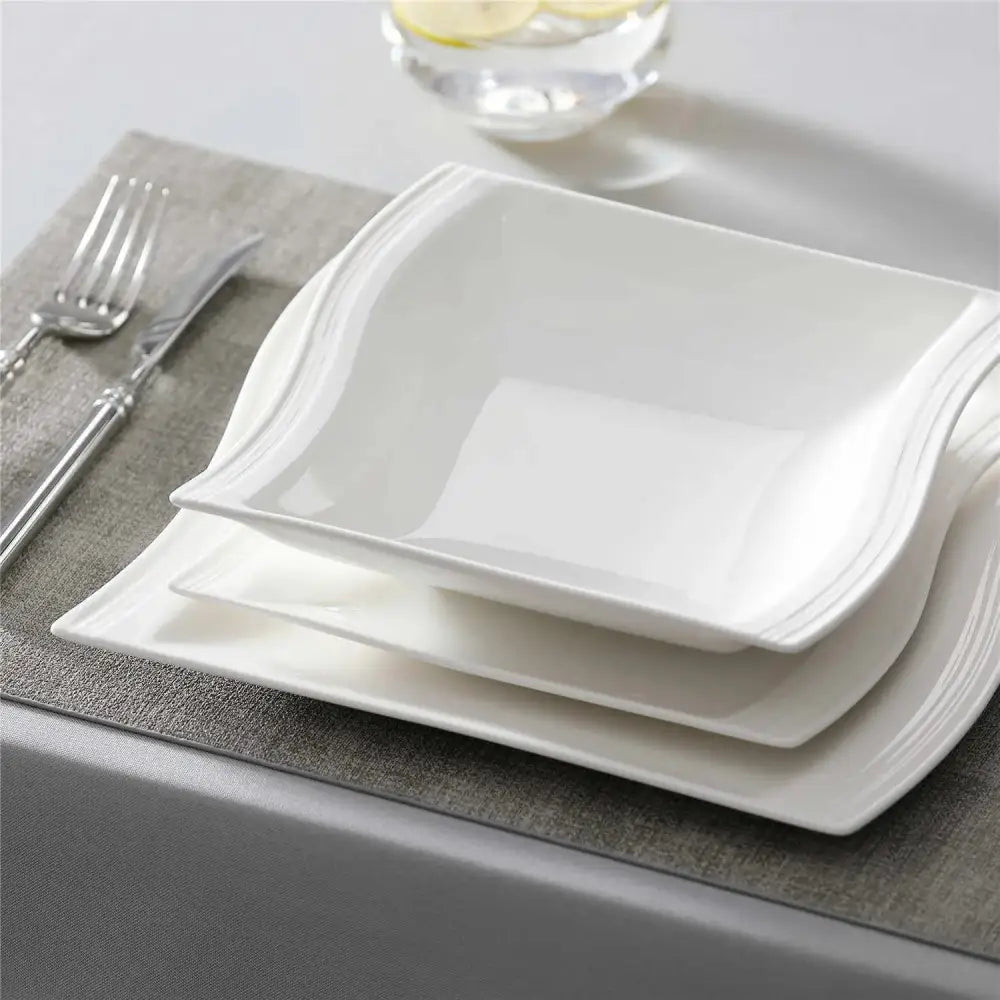 En hög med tre vita rektangulära middagsfat med eleganta rundade kanter, MARIETTE servis