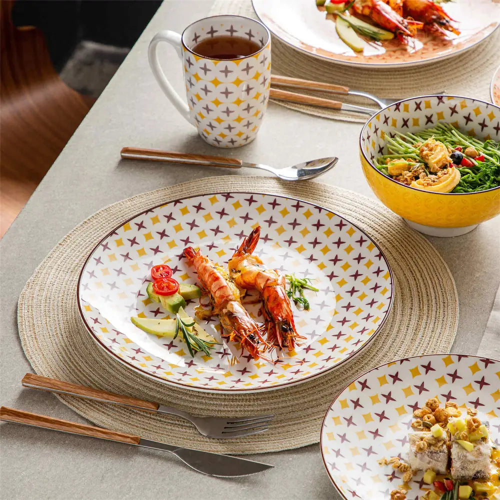 White keramikservis med gul och mörkröd korsmönster för MELISSA 16-delars set