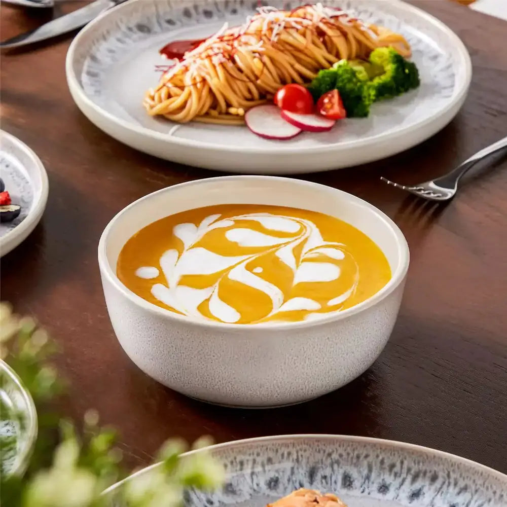 Krämig orange soppa med vit swirl i ljus skål för PIERRE Servis 16 delar