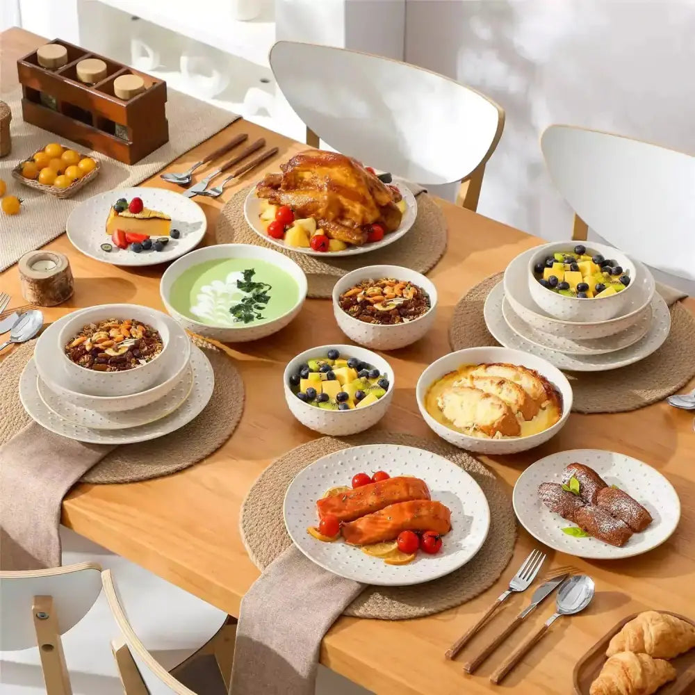 Fullt servisset från QVIST - Servis - 16 delar på ett träbord