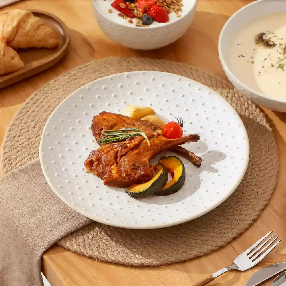 Vit keramisk middagsplatte med upphöjd prickmönster från QVIST Servis 16 delar