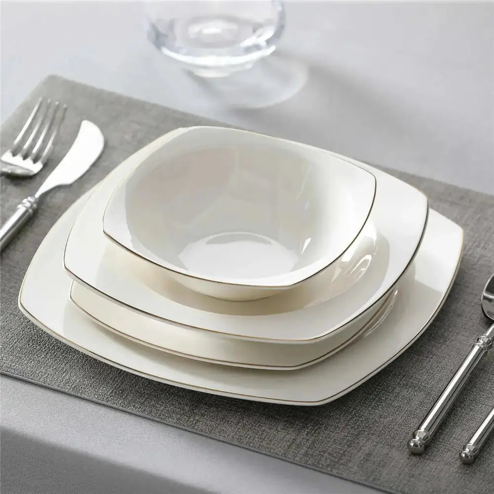 Stackad vit dinnerware med silverkanter från RAFAEL - Servis - 16 delar