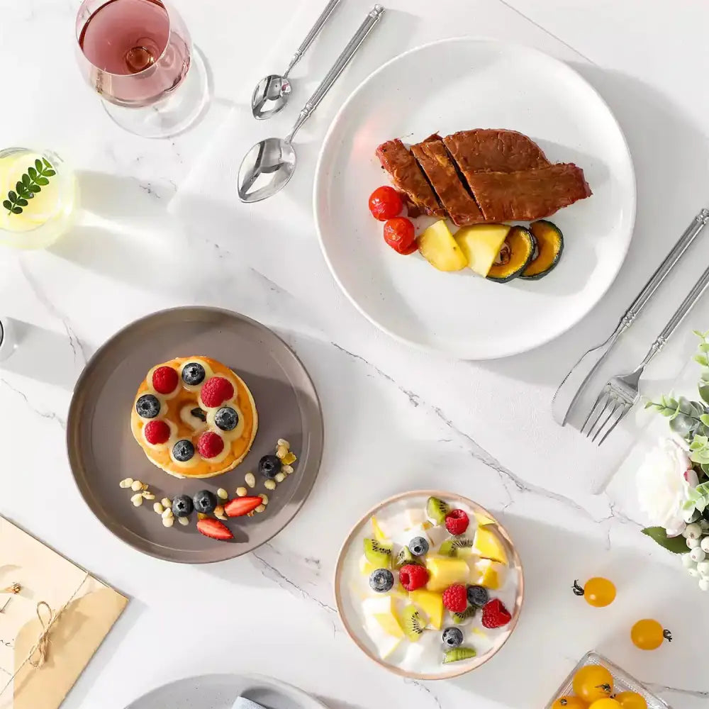 Elegant vit och grå keramikkärl med silverbestick för SARA 12-delars servis