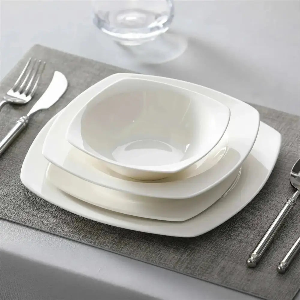 Tre-delat vit servisset SIMONE med kvadratiska tallrikar och skål för elegant dukning