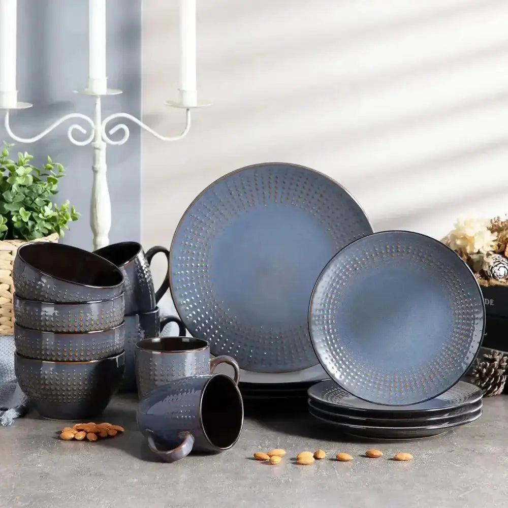 Helset dinnerware set i mörkblått med texturerade kanter från SOLOMON - Servis - 48 delar