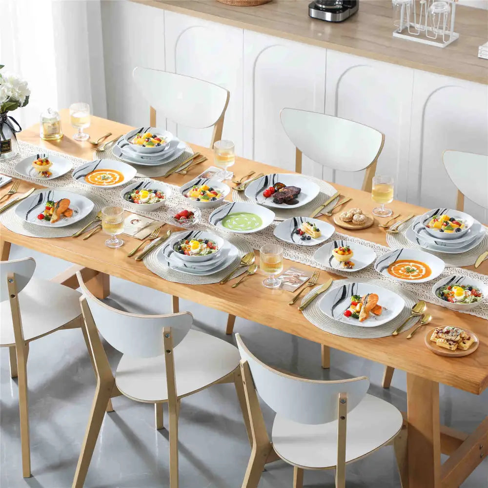 Träbord med vit och svart mönstrad servis från TERIA - Servis - 24 delar