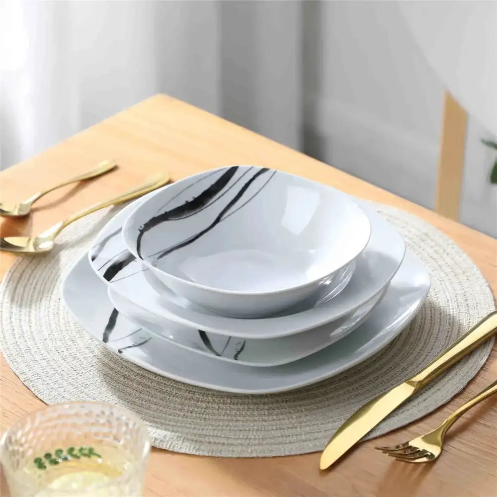 Teria servisset med tre vita delar och svarta abstrakta mönster för elegant dukning