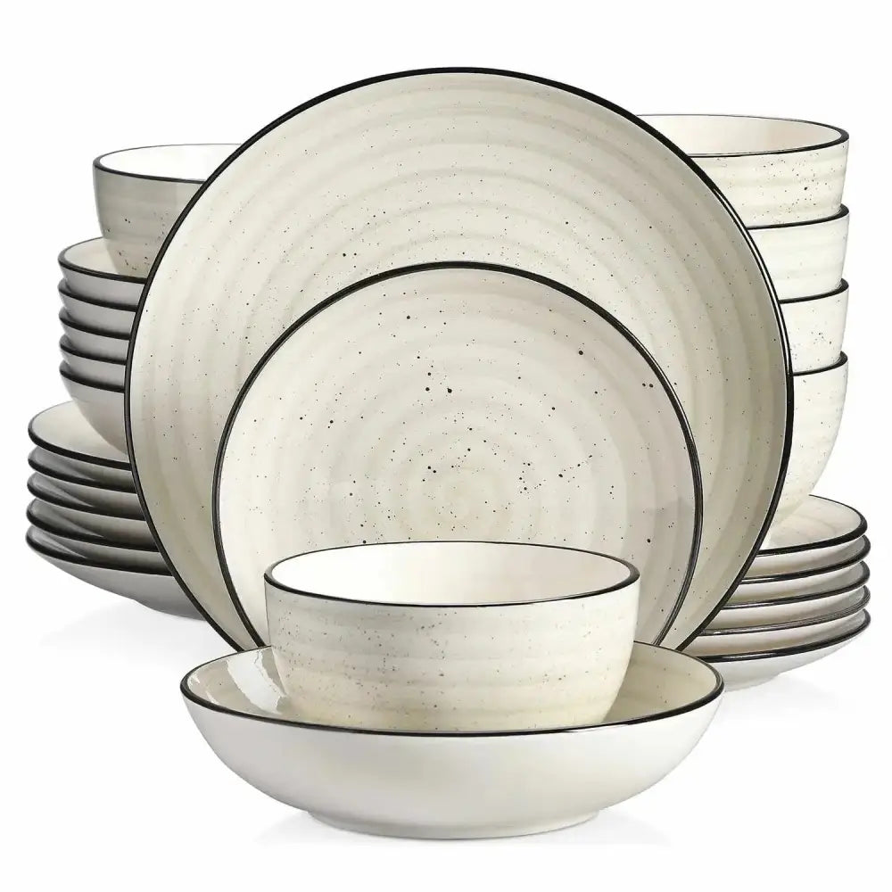 Fullt set med krämfärgad dinnerware med svarta prickar och svarta kanter