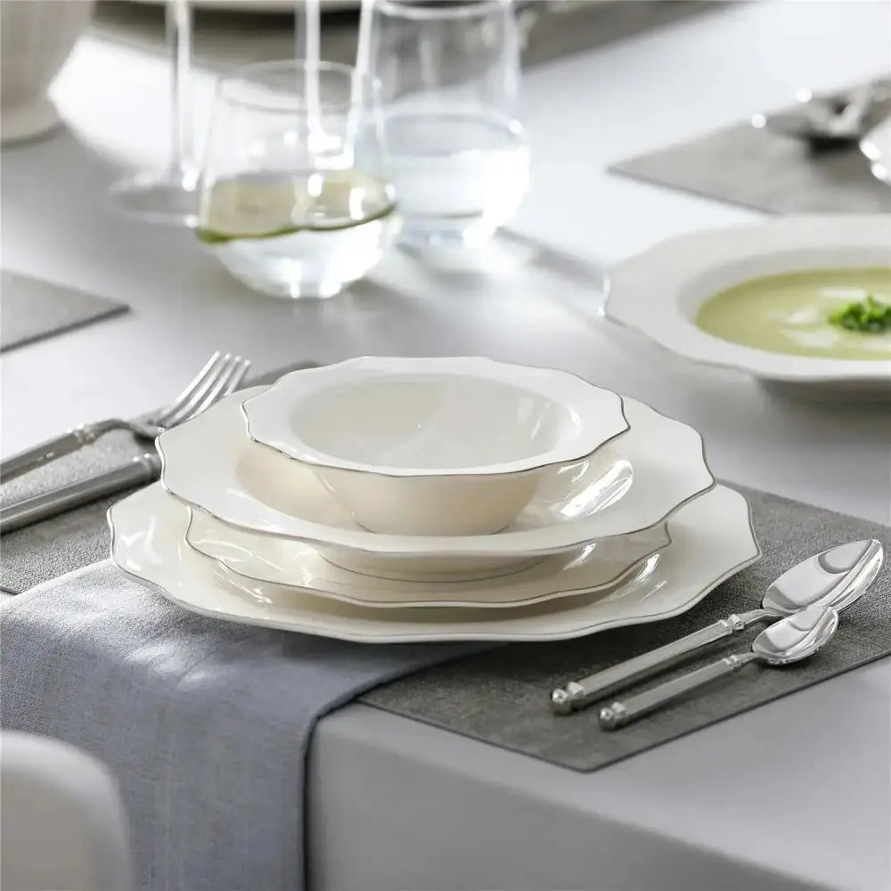 Elegant vit servis med silverkant och scalloped kanter för VOLTAIRE 16-delars set