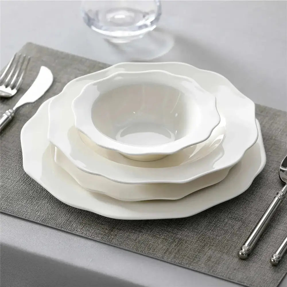 Vit, ruffles ceramicservis VOLTAIRE - Servis - 16 delar för elegant middagsdukning